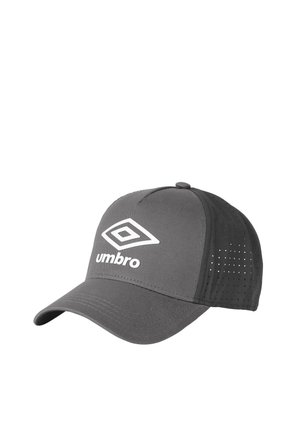 Casquette de baseball Umbro gris foncé avec visière incurvée et panneaux arrière perforés pour la ventilation sur fond blanc.