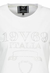 Witte katoenen t-shirt met strassversieringen die de tekst "19 V69 ITALIA" vormen en een schildvorm aan de onderkant. Labels zichtbaar.