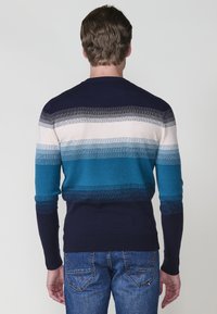 Suéter de hombre de tejido de punto con rayas horizontales en azul marino, turquesa, azul claro, gris y crema. Cuello redondo y diseño ajustado.