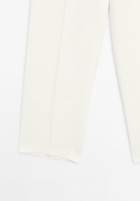 Witte broeken met wijde pijpen, gemaakt van gestructureerde stof, tentoongesteld op een vlakke ondergrond met zichtbare zomen.