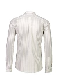 Camicia a maniche lunghe in beige chiaro con sottili righe verticali. Presenta un colletto classico e polsini con bottoni, arricchiti da dettagli di cucitura discreti.