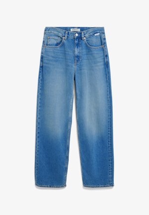 Helle blaue, weite Jeans flach ausgelegt. Zu den Merkmalen gehören ein Bund mit Gürtelschlaufen, Vordertaschen und eine subtile Ausbleichung des Stoffes.