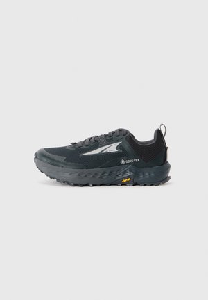 Svart terrengløpesko med GORE-TEX vanntetting, Vibram såle, mesh-overdel og snøring, vist i profil på hvit bakgrunn.