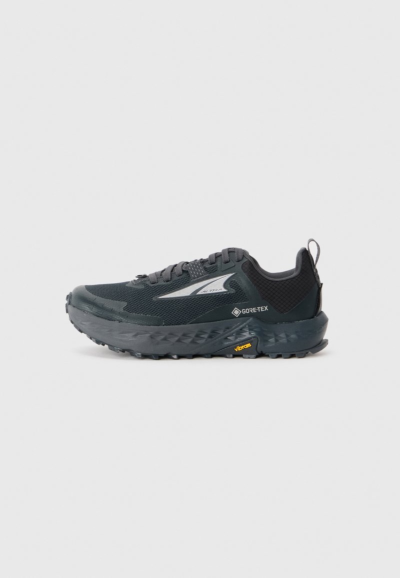 Schwarzer Trailrunning-Schuh mit GORE-TEX-Wasserschutz, Vibram-Sohle, Mesh-Obermaterial und Schnürsenkeln, seitlich auf weißem Hintergrund dargestellt.