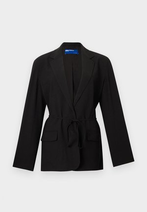 Schwarzer Blazer mit langen Ärmeln, Revers mit Kerb, zwei vorderen Pattentaschen und einem Taillengürtel vor weißem Hintergrund.