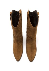 Botines de ante marrón con punteras puntiagudas, diseño holgado y costuras decorativas a los lados. Presentan tiradores en la parte superior.