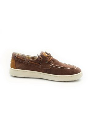 Scarpa da barca in camoscio marrone con cuciture bianche, lacci in pelle, fodera interna a righe e suola in gomma bianca.
