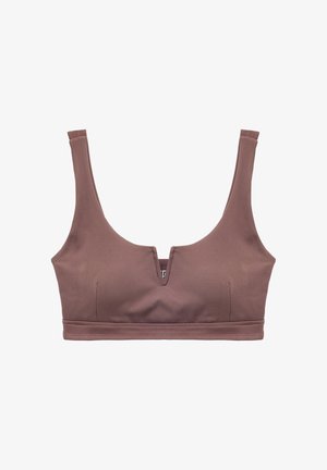 Sostenedor de tela marrón con tirantes anchos, textura suave y un pequeño detalle de corte en el centro. Sin aros ni relleno.