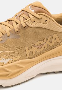 HOKA STINSON 7 - Chaussures de running - wheat/shifting sand