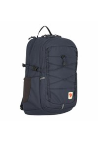 Zaino blu navy con tessuto testurizzato, dotato di tasche laterali, spallacci regolabili e design con cordino anteriore per ulteriore spazio di archiviazione.