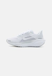 Scarpa da ginnastica bianca con tomaia in mesh, collarino imbottito e logo swoosh prominente. Presenta una suola ammortizzata e una suola in gomma testurizzata.
