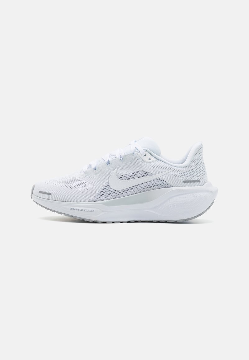 Scarpa da ginnastica bianca con tomaia in mesh, collarino imbottito e logo swoosh prominente. Presenta una suola ammortizzata e una suola in gomma testurizzata.