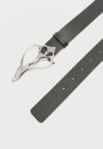 Ceinture en cuir noir texturé avec une boucle en métal argenté, finement travaillée en forme abstraite et plusieurs trous d'ajustement.