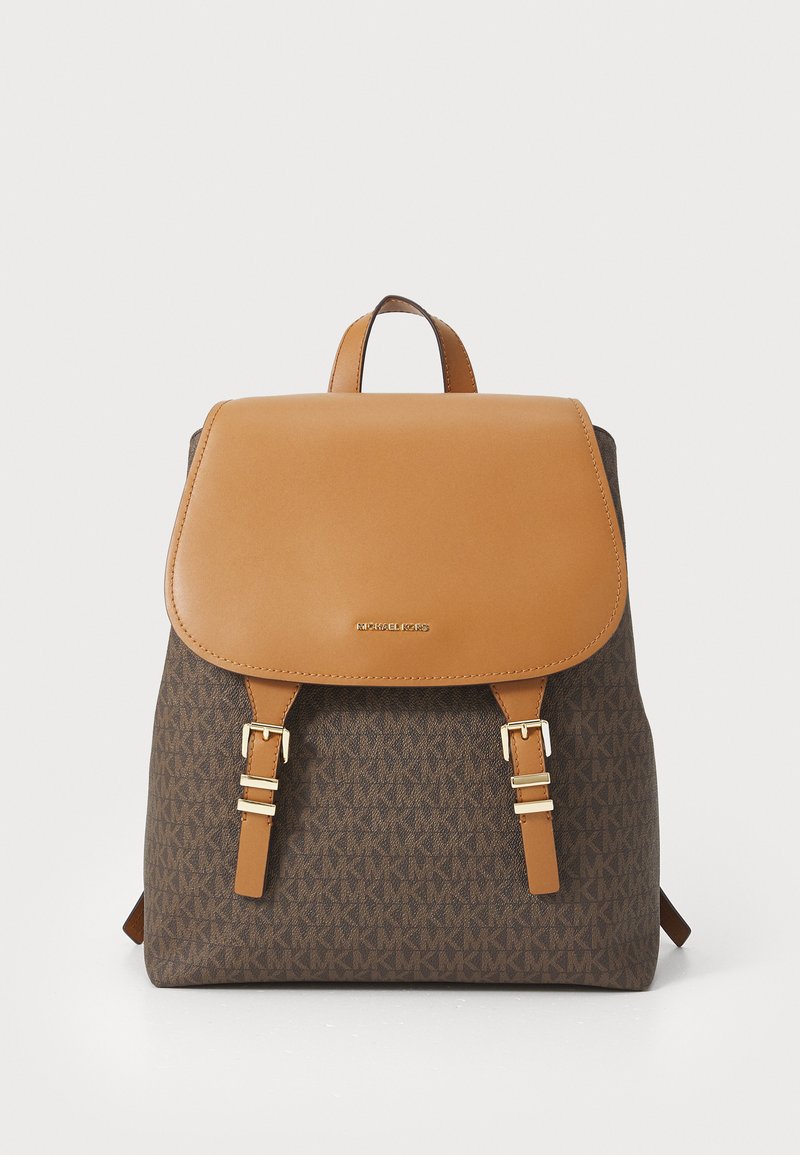 Sac à dos en tissu à motifs marron avec un rabat et des bretelles en cuir beige, doté de quincaillerie en finition dorée et d'une poignée supérieure adjustable.