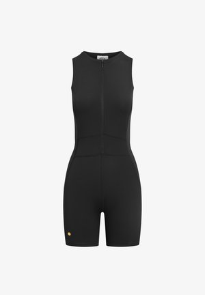 Czarny sportowy kombinezon bez rękawów, dopasowany, z zamkiem z przodu, wysokim dekoltem i krótkimi nogawkami, z małym okrągłym złotym logo w pobliżu lewej krawędzi.