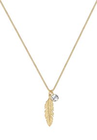 Goudkleurige halsketting met een bladvormige hanger voorzien van gedetailleerde gravures en een kleine ronde kristallen accent. De ketting is fijn en delicaat.