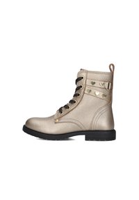 Metalen gouden leren veterschoen met zwarte veters, zwarte zool en gouden hartvormige studs op de zijkleppen.