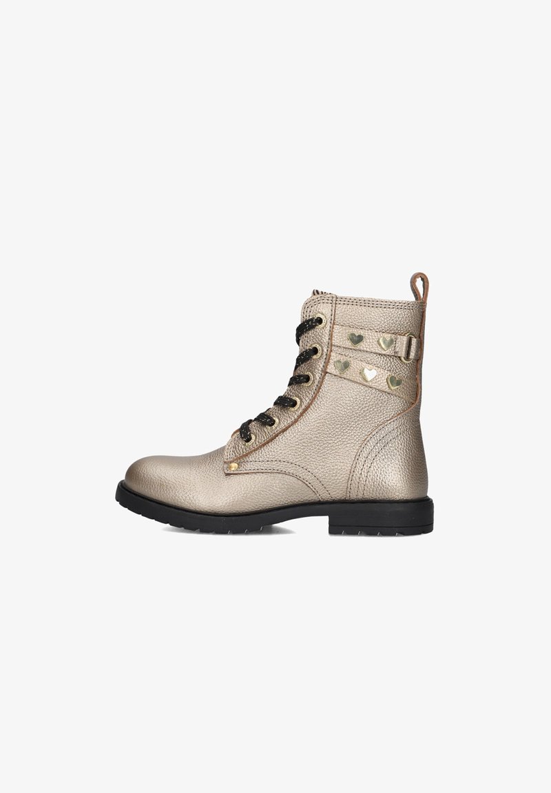 Metalen gouden leren veterschoen met zwarte veters, zwarte zool en gouden hartvormige studs op de zijkleppen.
