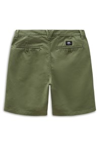 Olivgrüne Shorts mit glatter Textur, ausgestattet mit Gesäßtaschen mit Knopfverschluss und einem kleinen Markenetikett am Bund.