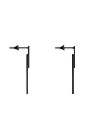 Schwarze wandmontierte Lampe mit einem schlanken vertikalen Standfuß und einem spitz zulaufenden Schirm. Sie verfügt über ein minimalistisches Design mit eleganten Linien und matter Oberfläche.