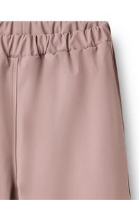 Hellrosa, dehnbare Stoff mit einem elastischen Bund. Glatte Textur, seitliche Nahtdetails sichtbar. Geeignet für Freizeitkleidung.