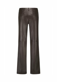 Bruine leren broeken met een rechte pijpdesign, voorzien van achterzakken en een gladde textuur. Het oppervlak heeft een lichte glans.
