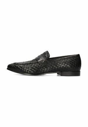 Mocasines de cuero trenzado negro con un tacón bajo, que presentan un acento de cuero suave en la parte superior y un patrón texturizado en forma de cuadrícula.