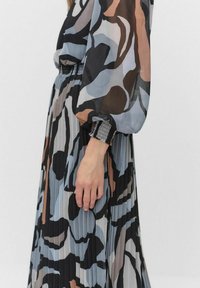 Maxikleid mit einem mehrfarbigen abstrakten Muster in verschiedenen Blautönen, Schwarz und Braun. Es hat lange Puffärmel und eine plissierte Textur.