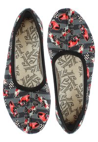 Schwarze Slipper mit Cartoon-Rennwagen in Rot und Grau, ausgestattet mit einem gemusterten Fußbett und elastischen Kanten für einen perfekten Sitz.