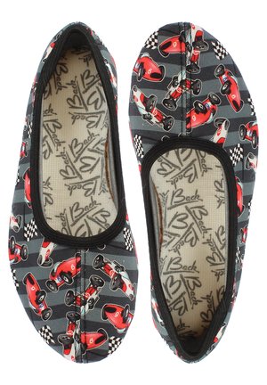 Schwarze Slipper mit Cartoon-Rennwagen in Rot und Grau, ausgestattet mit einem gemusterten Fußbett und elastischen Kanten für einen perfekten Sitz.
