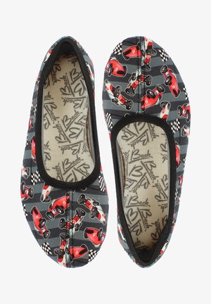 Schwarze Slipper mit Cartoon-Rennwagen in Rot und Grau, ausgestattet mit einem gemusterten Fußbett und elastischen Kanten für einen perfekten Sitz.