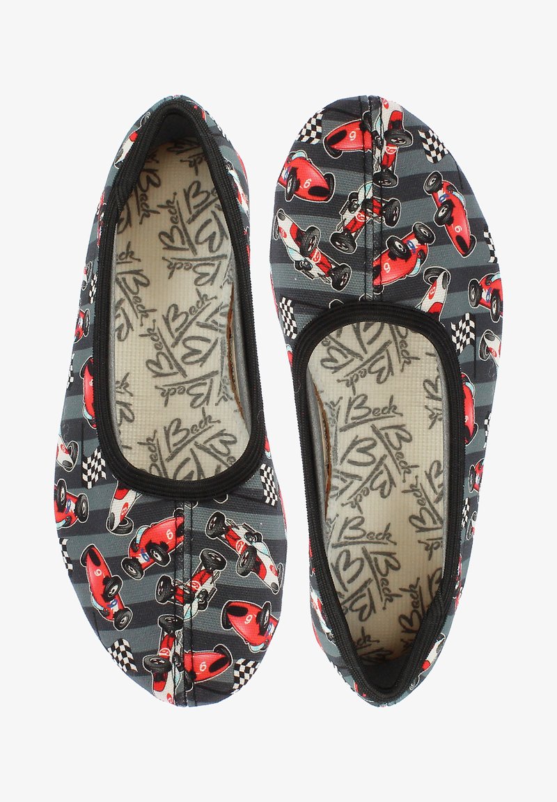 Schwarze Slipper mit Cartoon-Rennwagen in Rot und Grau, ausgestattet mit einem gemusterten Fußbett und elastischen Kanten für einen perfekten Sitz.