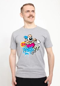 Šedé bavlněné tričko s barevným grafickým designem a karikaturou, živé modré a růžové prvky a textem "2# GHOST."