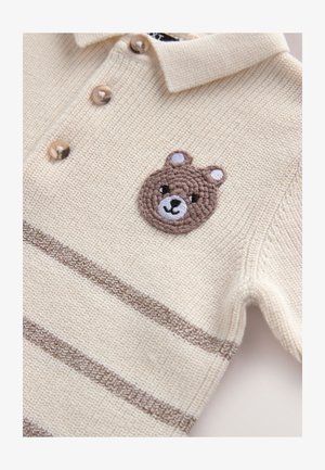 Tricou polo bej tricotat cu trei nasturi, având dungi orizontale maro și o aplicație cu ursuleț maro pe pieptul stâng.