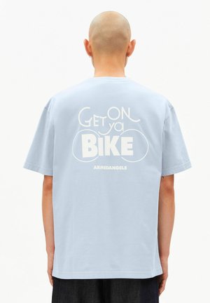 Hellblaues Baumwoll-T-Shirt mit kurzen Ärmeln, auf der Rückseite mit großem weißen Schriftzug "GET ON ya BIKE ARMEDANGELS."