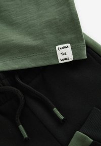Next LONG SLEEVE SOFT TOUCH  AND JOGGERS SET  - REGULAR FIT - Træningssæt - black green