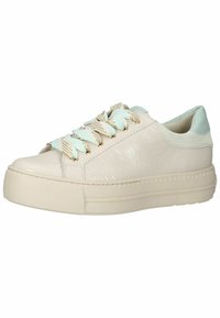 Bílé lakované tenisky s robustní podrážkou, síťovanými šněrovadly v světle modrých a béžových tónech a jemným mátově zeleným akcentem na patě.