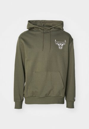 Khaki hoodie met een trekkoordcapuchon, een voorzak, ribgebreide manchetten en een witte stierafdruk op de borst. Van katoenmix stof.