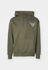 Olivovo zelená mikina s kapucňou, predným vreckom a bielo orámovaným logom býčej hlavy na ľavej hornej časti hrudníka.