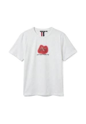 T-shirt bianca a maniche corte con un logo rettangolare rosso sfocato con le lettere stilizzate "AM" e il testo "Antony Morato" sotto.