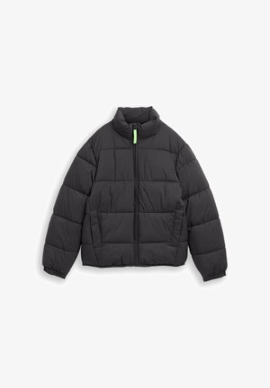 Czarna kurtka puchowa z wysokim kołnierzem, z przodu na zamek błyskawiczny z zielonym uchwytem oraz bocznymi kieszeniami, prezentowana na białym tle.