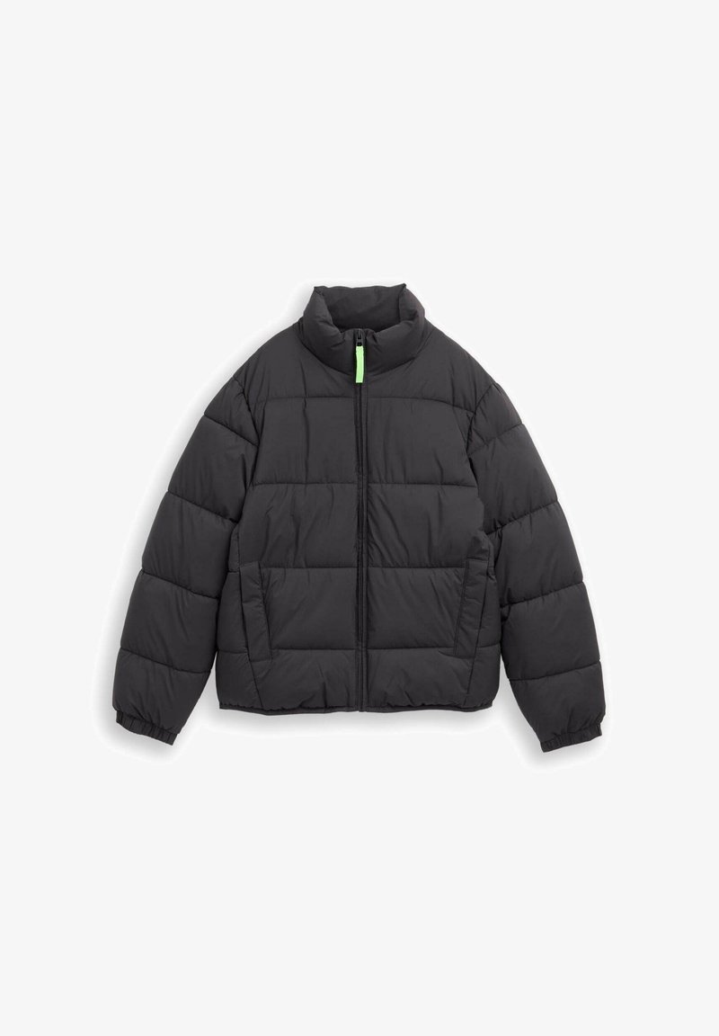 Czarna kurtka puchowa z wysokim kołnierzem, z przodu na zamek błyskawiczny z zielonym uchwytem oraz bocznymi kieszeniami, prezentowana na białym tle.