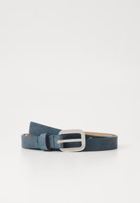 Denim pas s temno modrim odtenkom in srebrno pravokotno zaponko. Ima kontrastne šive in gladko teksturo. Nastavljiva dolžina za prilagoditev.