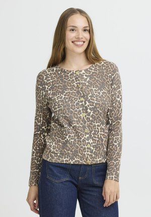 Beige Strickjacke mit braunem Leopardenmuster, mit langen Ärmeln, rundem Ausschnitt und goldfarbener Knopfverschluss vorne.