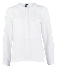 Vit långärmad blus med rund halsringning, knäppning framtill, två bröstfickor och rynkad nederkant. Tillverkad av ett mjukt, lätt material.