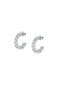 Orecchini a cerchio in argento con gemme trasparenti alternate e accenti metallici allungati, forma circolare, finitura lucida e chiusure a perno sicure.