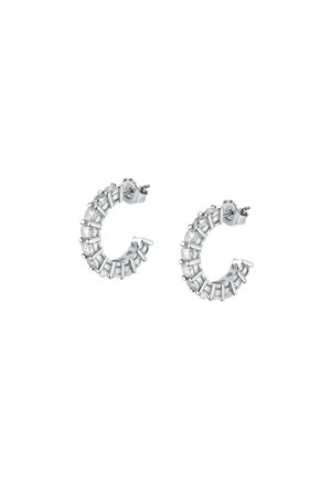 Orecchini a cerchio in argento con gemme trasparenti alternate e accenti metallici allungati, forma circolare, finitura lucida e chiusure a perno sicure.