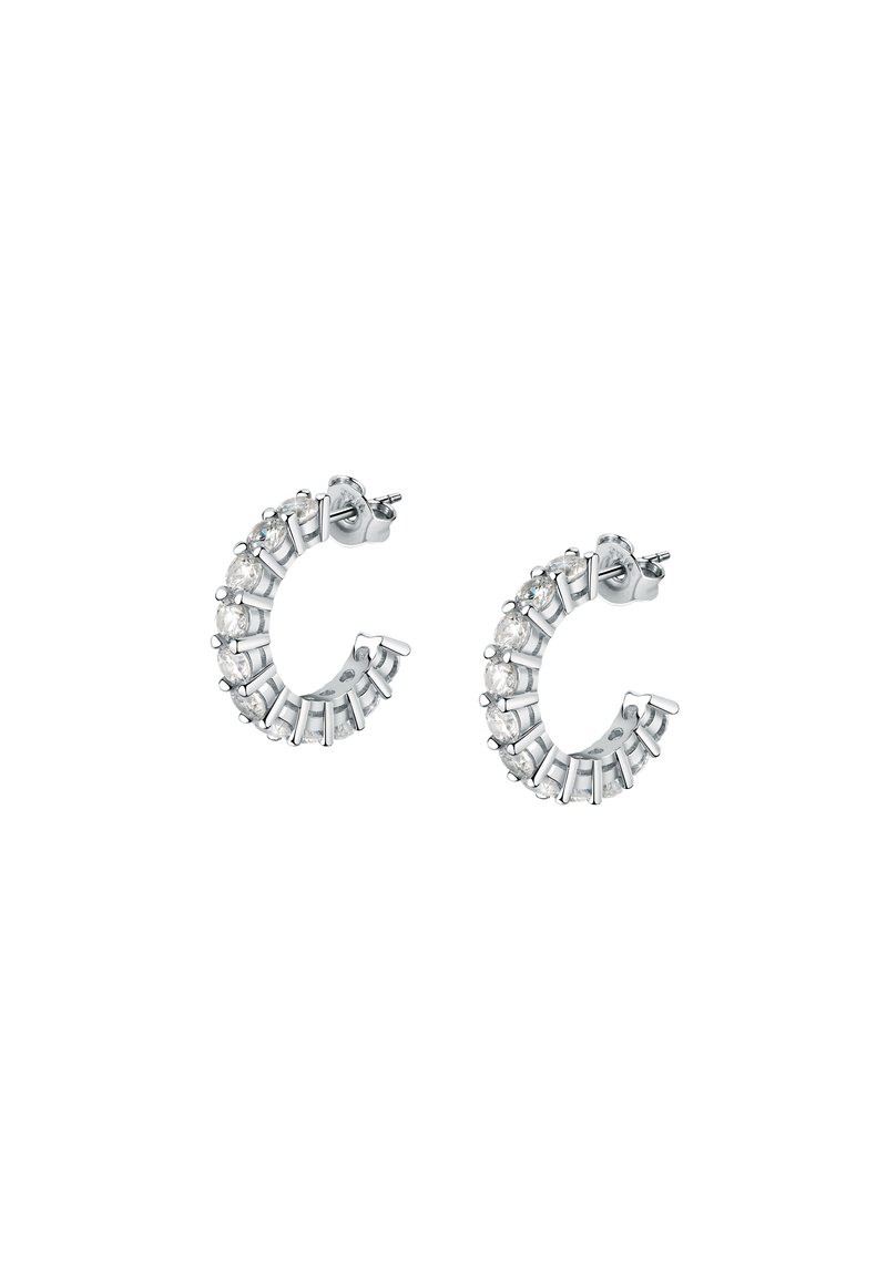 Orecchini a cerchio in argento con gemme trasparenti alternate e accenti metallici allungati, forma circolare, finitura lucida e chiusure a perno sicure.