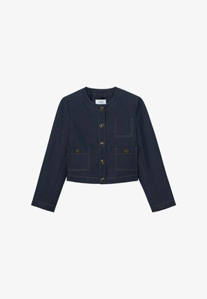 Tamsios melsvos spalvos džinsinis švarkelis su apvalia iškirpte, sagų užsegimu, dviem priekinėmis kišenėmis ir oranžinės spalvos siūlių detalėmis, trumpas modelis.