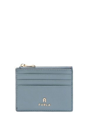 Jasnoniebieski skórzany etui na karty ze złotymi okuciami, wyposażony w wiele przegródek na karty oraz komorę zamykaną na zamek. Wyraźnie widoczne logo marki.